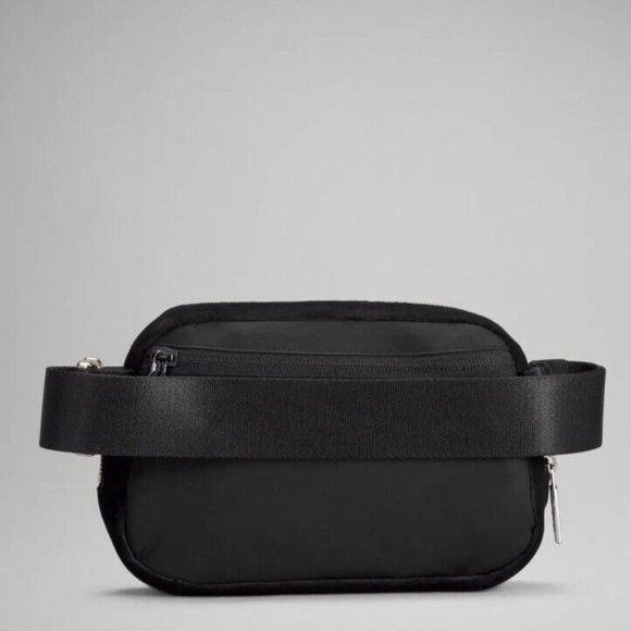 NWT Lululemon Everywhere Belt Bag Velour Black Limited Edition 1L - Picture 3 of 5